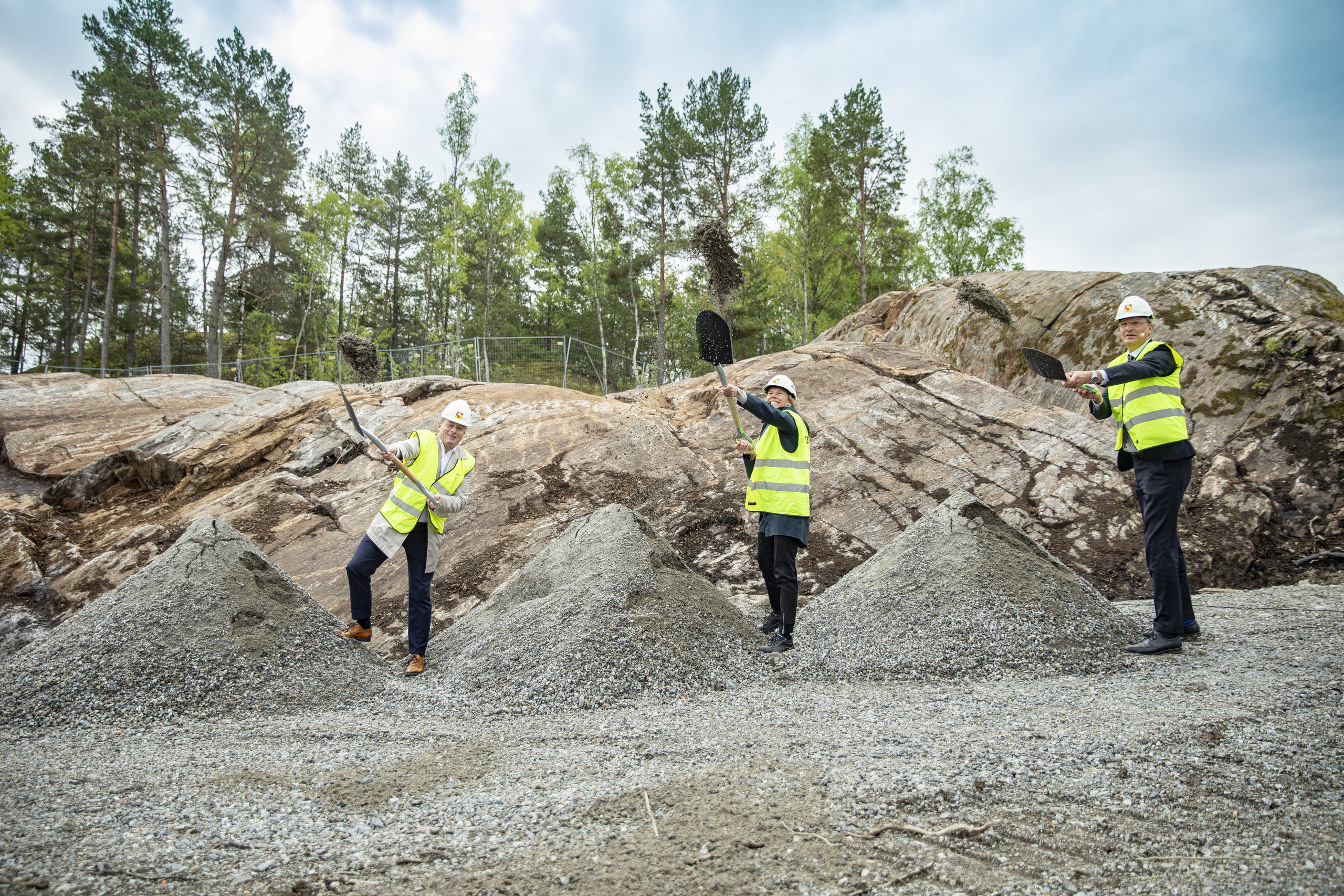 Åke Sundvall och Heba tar spadtag för 300 nya bostäder vid Vårbergstoppen