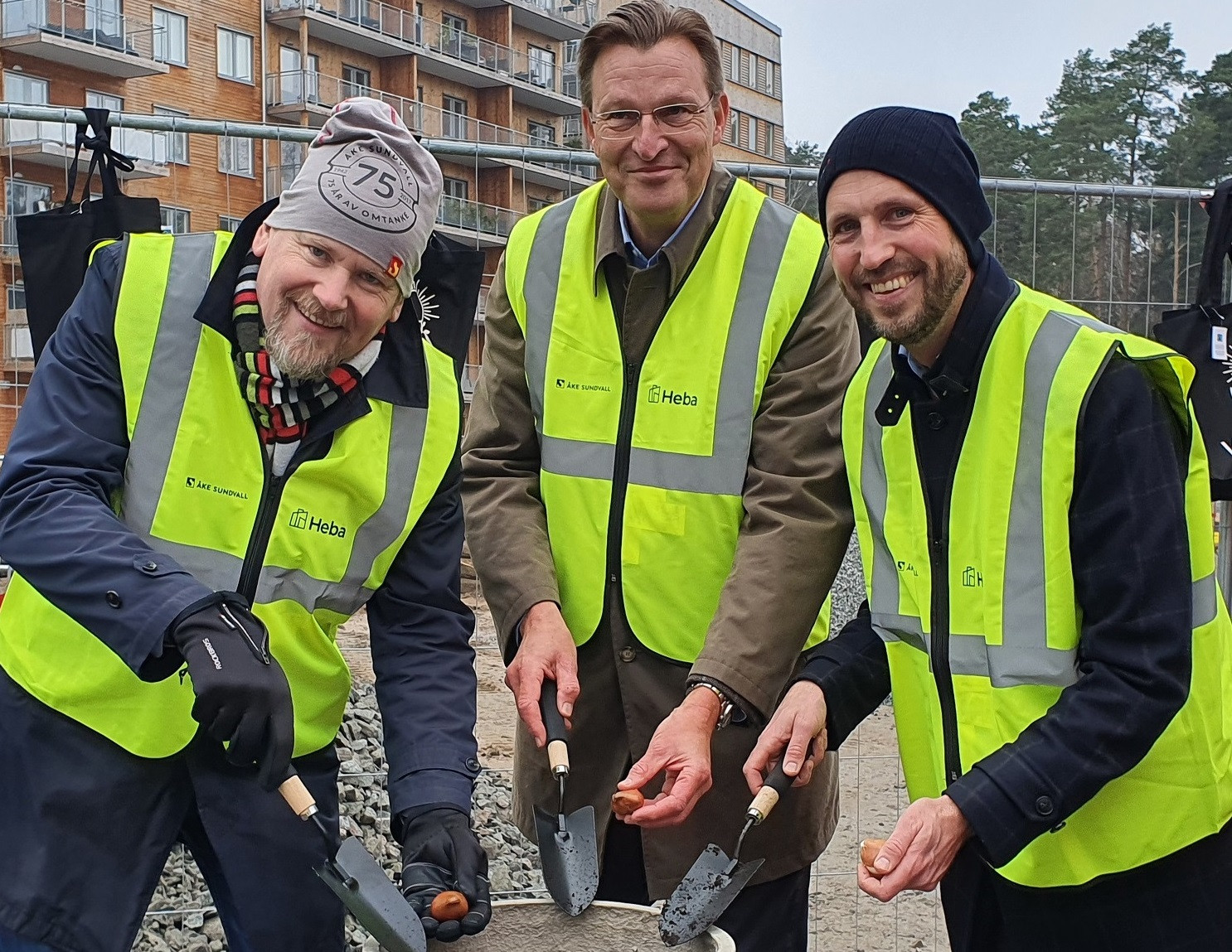 Heba och Åke Sundvall planterar startskottet för 159 nya Svanenmärkta bostadsrätter i Uppsala